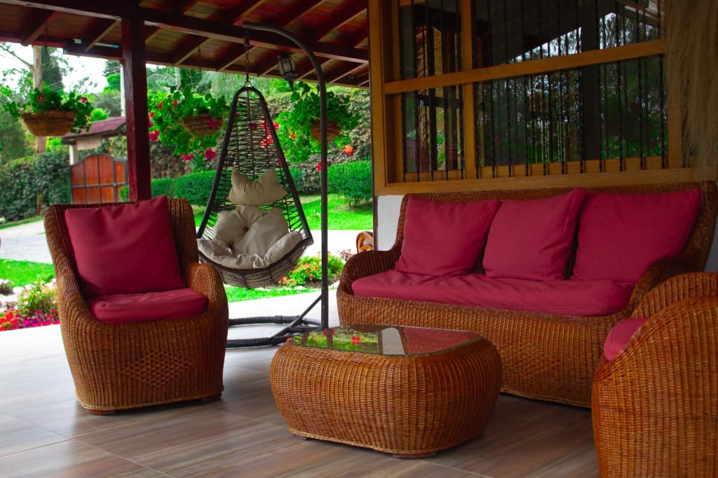 Sala con muebles de mimbre - Finca Encanto
