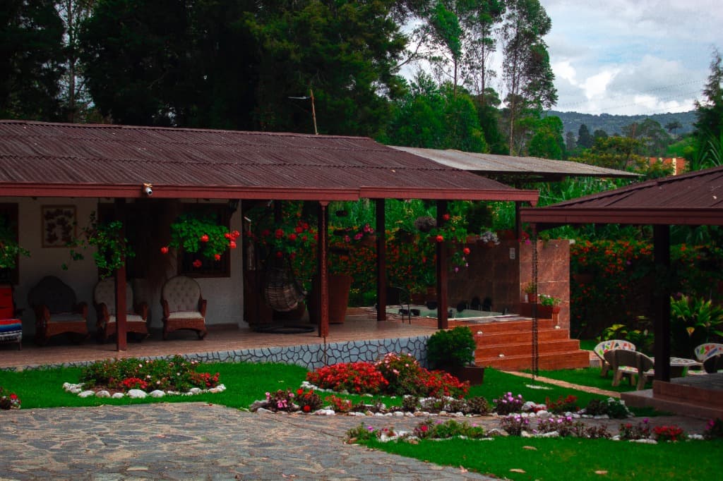 Vista exterior con jardines - Finca Encanto