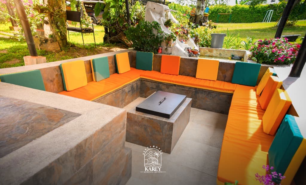 Zona lounge colorida - Finca Karey