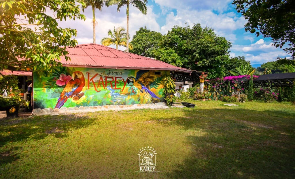 Fachada con mural artístico - Finca Karey